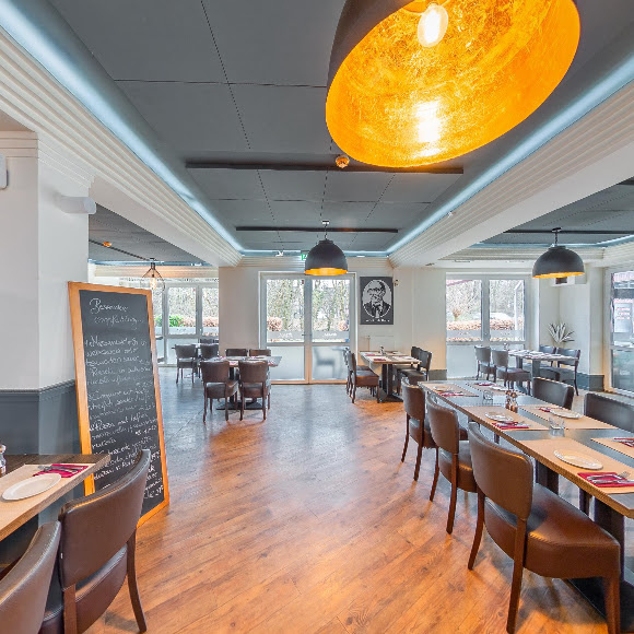 Eleganter Hauptspeisesaal mit moderner Beleuchtung