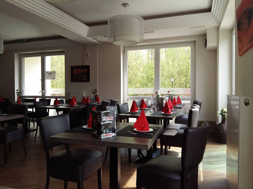 Heller Speisesaal mit Gartenblick