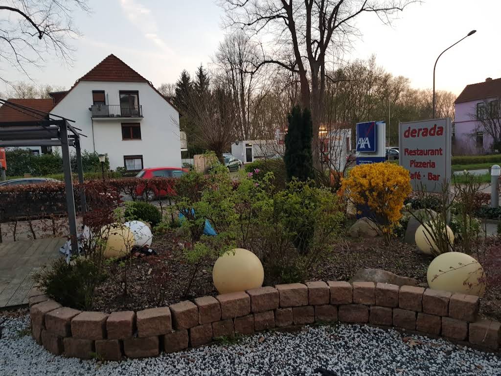 Restaurant Derada Garden - Landscaped Entrance